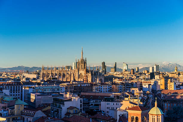 milano 2015 panoramica sullo skyline con alpi italiane su sfondo - milano foto e immagini stock