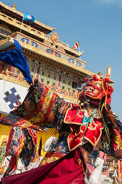 cham bailarín, shechen monasterio, bodhnath, de katmandú, nepal - cham mask fotografías e imágenes de stock