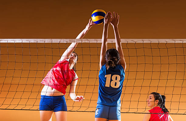 adolescentes meninas jogando vôlei. - volleyball high school student teenage girls women - fotografias e filmes do acervo