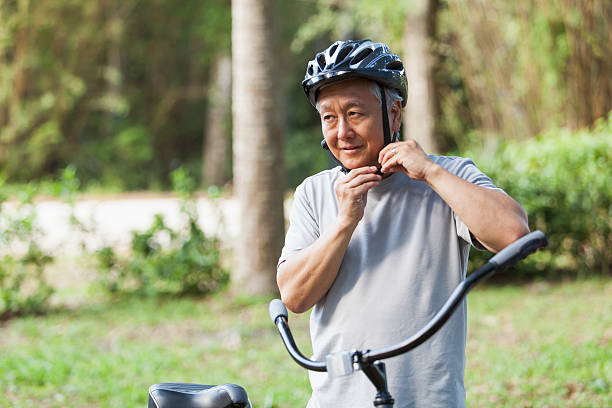 senior homme avec vélo - cycling senior adult sports helmet men photos et images de collection