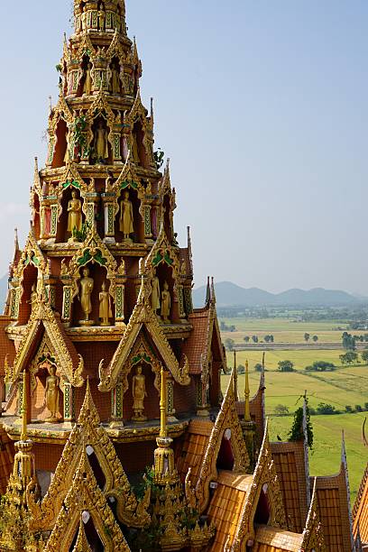 superiore del tempio del buddha con sfondo di campo di riso - thai culture thailand painted image craft product foto e immagini stock