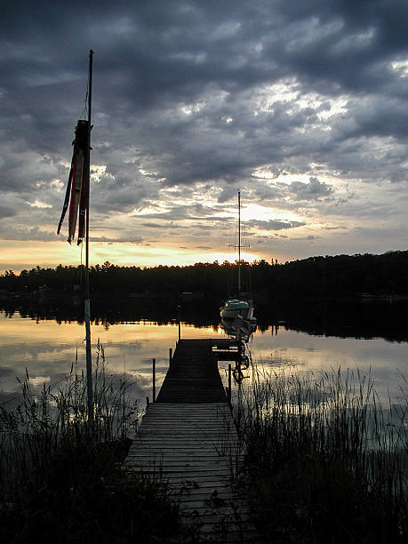 lever de soleil sur le lac leech - leech photos et images de collection