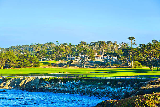 casas junto à praia pfeiffer na califórnia com campo de golfe - pebble beach california california golf carmel california imagens e fotografias de stock