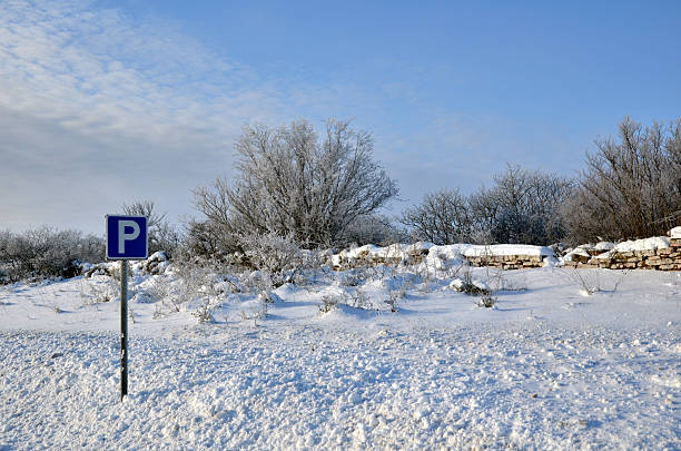 parkplatz place - - letter p parking sign parking lot sweden stock-fotos und bilder