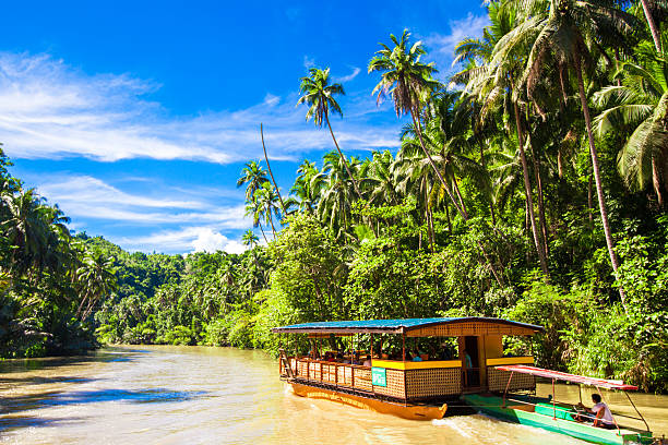 exotische kreuzfahrt-boot mit touristen auf dschungel und fluss loboc, bohol - bohol stock-fotos und bilder