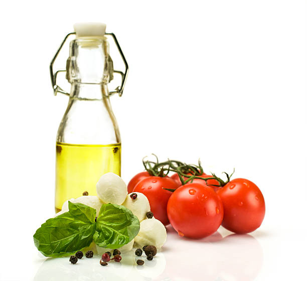 ingredientes para caprese: muçarela, tomate e óleo - mozzarella salad caprese salad olive oil - fotografias e filmes do acervo