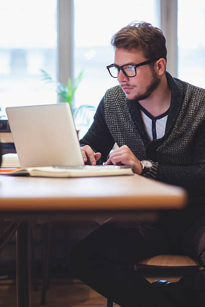 젊은 남자 인터넷 서핑 - hipster people surfing the net internet 뉴스 사진 이미지