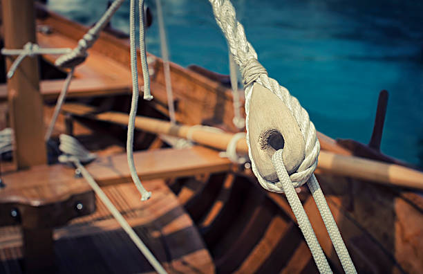 velho barco as polias de madeira e cordas de detalhes - nautical vessel wood sailing ship repairing - fotografias e filmes do acervo