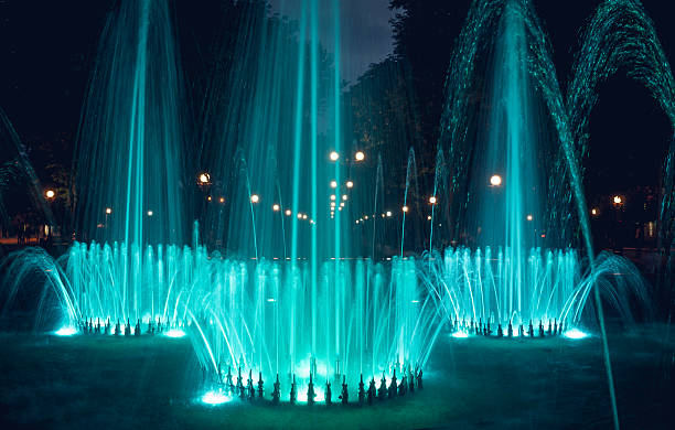 сверкающие праздничные джет фонтан - dancing fountains стоковые фото и изображения