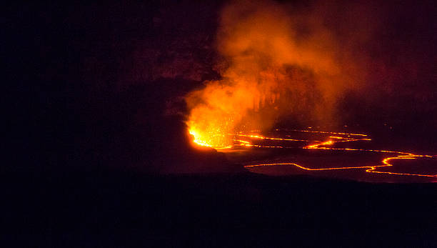arancio magma eruzione interno del cratere di vulcano kilauea, hawaii - pele foto e immagini stock
