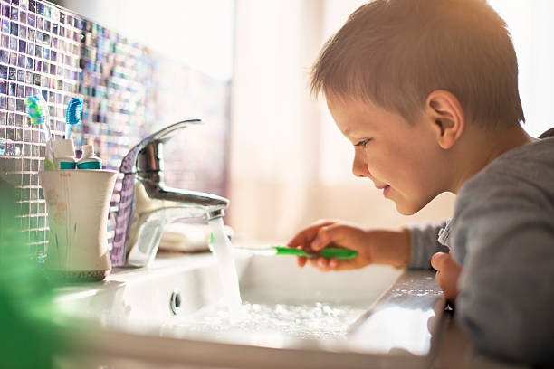 kleine junge zähne putzen - child brushing human teeth brushing teeth stock-fotos und bilder