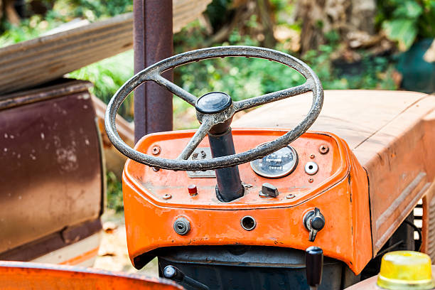vintage do volante tractor agrícola - agricultural machinery retro revival summer farm imagens e fotografias de stock