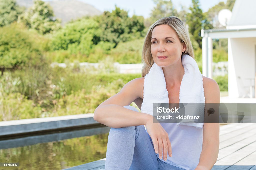 Frau Entspannen Sie sich nach dem Training - Lizenzfrei Frauen über 40 Stock-Foto