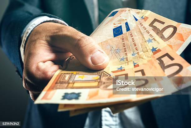Hombre De Negocios Con Dinero Del Banco De Préstamo En Billetes De Euros Foto de stock y más banco de imágenes de Moneda de la Unión Europea