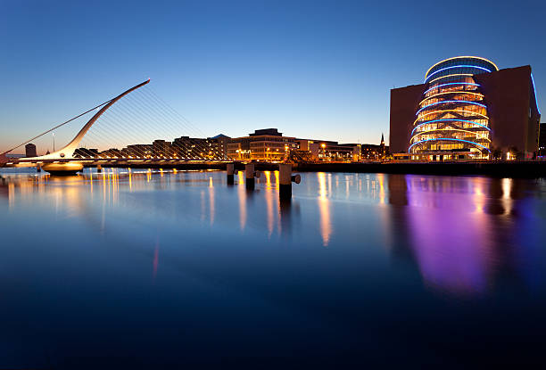 samuel beckett ponte a dublino - dublin ireland samuel beckett bridge bridge night foto e immagini stock