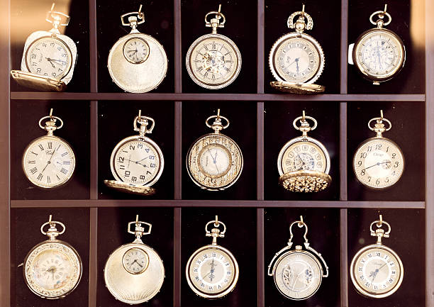 Small collection of vintage items watches and bijouteries