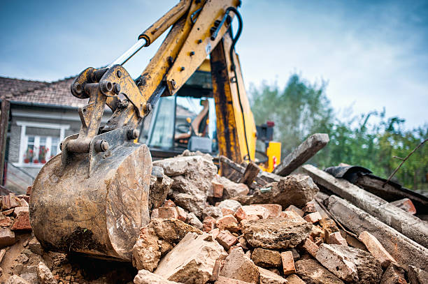 гидравлический дробилок excavator backoe оборудования, работающего на сайте сноса - demolishing стоковые фото и изображения