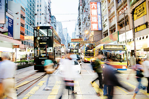 트래픽 및 행인들 on hennessy road causeway bay, hong kong - hennessey road 뉴스 사진 이미지