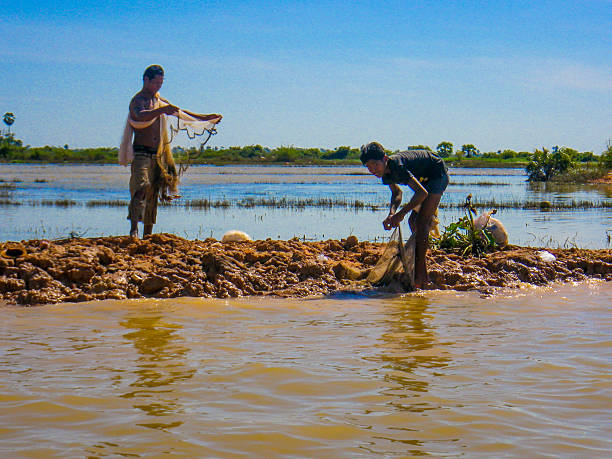 두 사람이 함께 낚시는요 네츠 tole sap에서 호수, 캄보디아 - flood people asia cambodia 뉴스 사진 이미지
