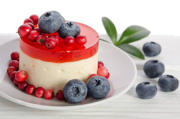 gâteau aux fruits et baies de soucoupe en porcelaine - gelatin dessert blueberry blue dessert photos et images de collection