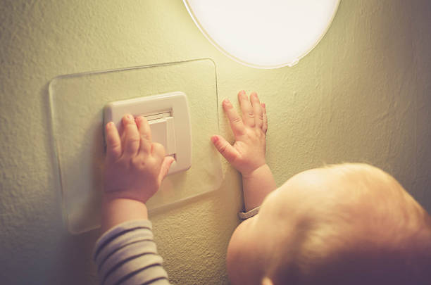 istock Baby child switching on / off the light 531423262