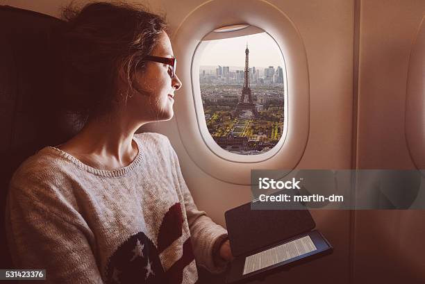 Mujer Con Libro Electrónico En El Avión Viaja A París Foto de stock y más banco de imágenes de Avión