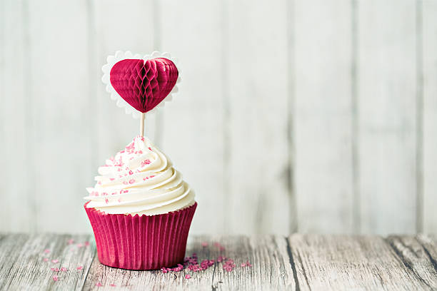 valentine cupcake - cupcake valentines day cake heart shape стоковые фото и изображения