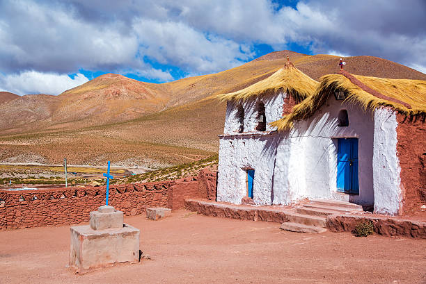 соломенная крыша machuca церковь - altiplano стоковые фото и изображения