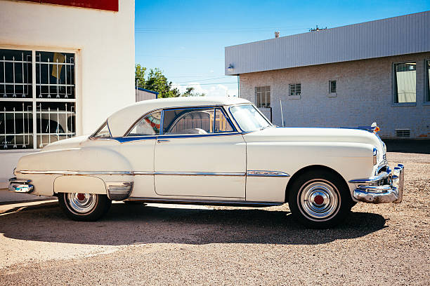 branco vintage americana de carro ao longo da route 66 - california highway 1 - fotografias e filmes do acervo