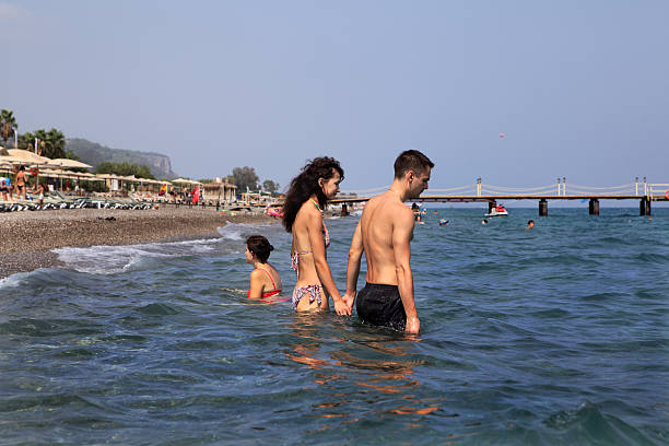 터키 리조트, 커플입니다 goes 심홍색 를 해수 쥠 시계바늘 - quean 뉴스 사진 이미지