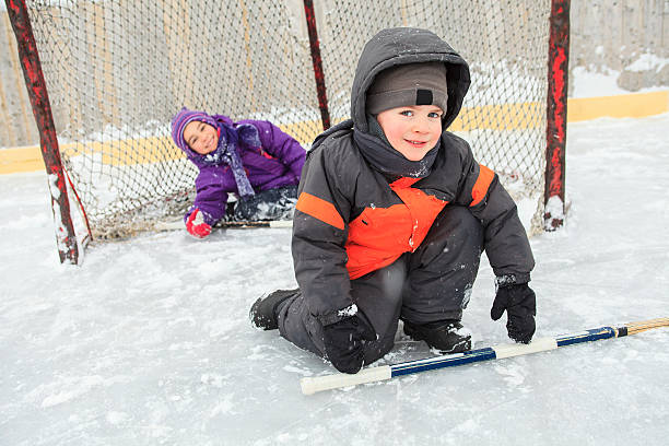 retrato de niño feliz en invierno perfil en'u" - slap shot fotografías e imágenes de stock