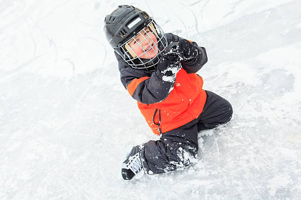 porträt von glückliches kind im winter spielen hockey - ice skating ice hockey child family stock-fotos und bilder