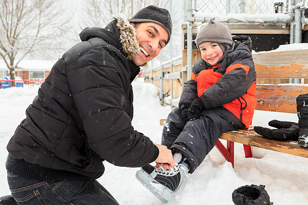 familia jugando en la pista de patinaje en invierno. - hockey sobre ruedas fotografías e imágenes de stock