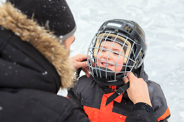 familie spielen auf der schlittschuhbahn im winter. - ice skating ice hockey child family stock-fotos und bilder