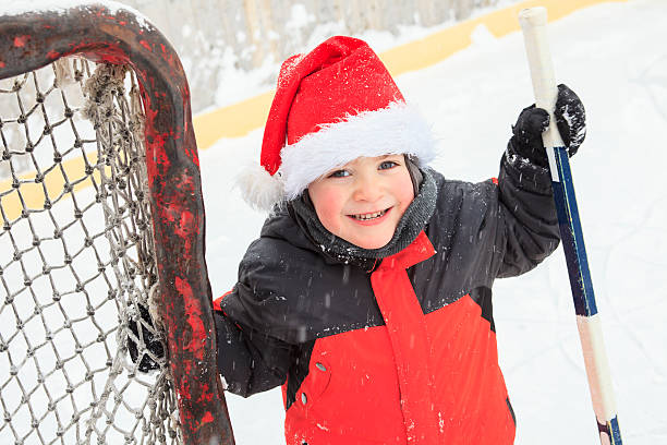 retrato de criança feliz no inverno jogo de hóquei - ice skating ice hockey child family imagens e fotografias de stock