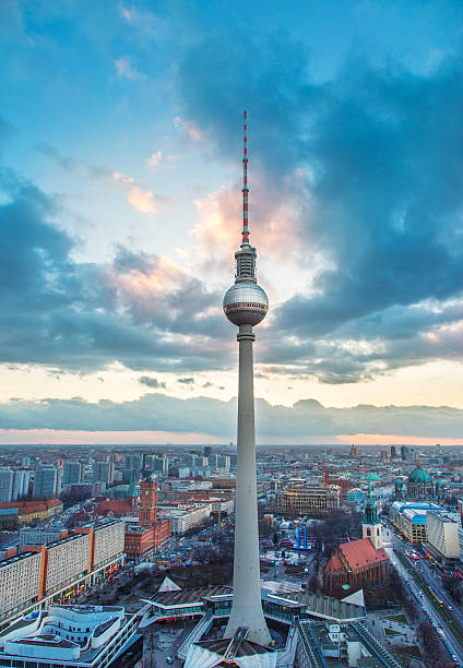 fernsehturm de berlin tour de télévision de - berlin germany urban road panoramic germany photos et images de collection