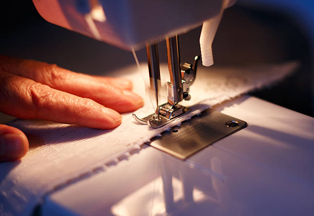 sarto al lavoro sulla macchina per cucire - manual worker sewing women tailor foto e immagini stock