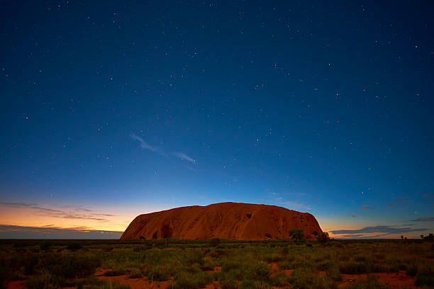 les étoiles sur uluru - uluru australia northern territory sunrise photos et images de collection