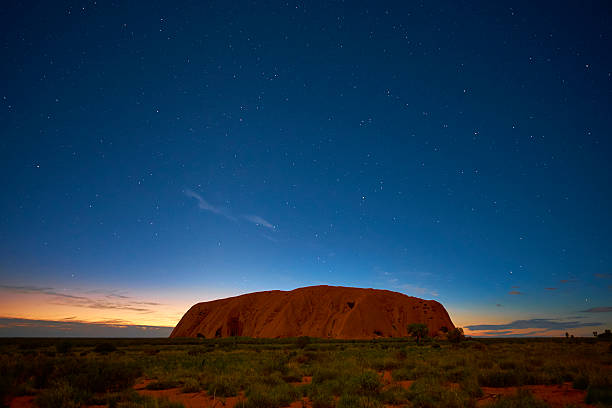 звезды над улуру - uluru australia northern territory sunrise стоковые фото и изображения