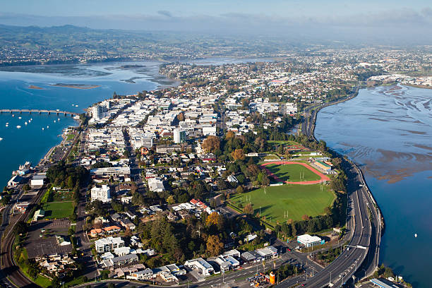 vista aérea de cidade e harbour tauranga, nova zelândia - tauranga imagens e fotografias de stock