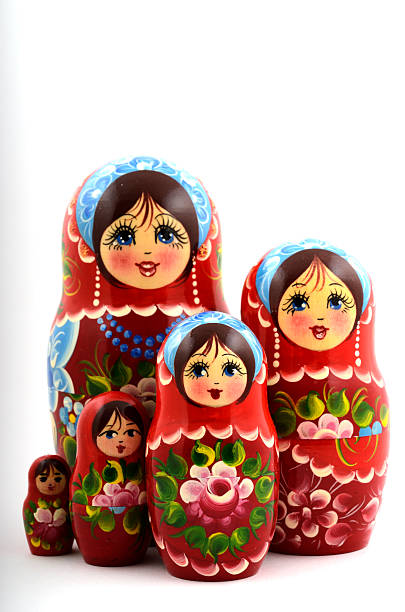 5 つの伝統的なロシア matryoshka 人形 - russian nesting doll babushka doll matroshka ストックフォトと画像