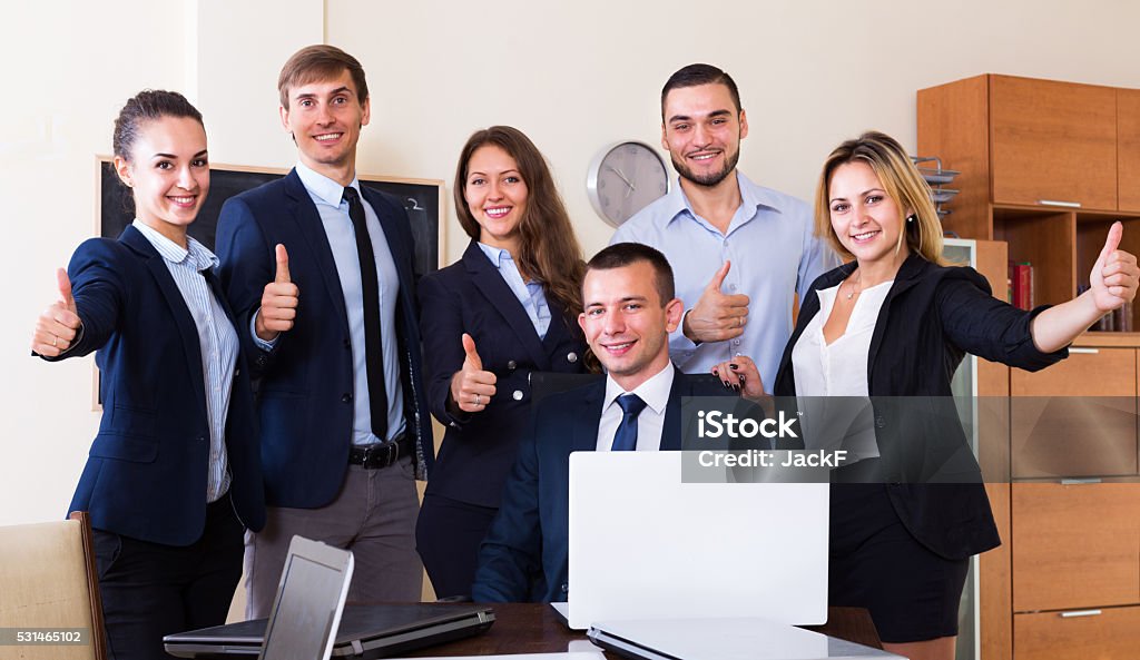Gerentes de negócios sorridente no escritório interior - Foto de stock de Negócios royalty-free