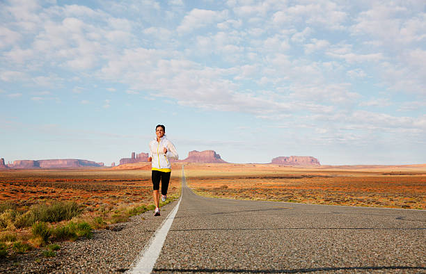 donna in esecuzione in utah - corsa di superstrada foto e immagini stock