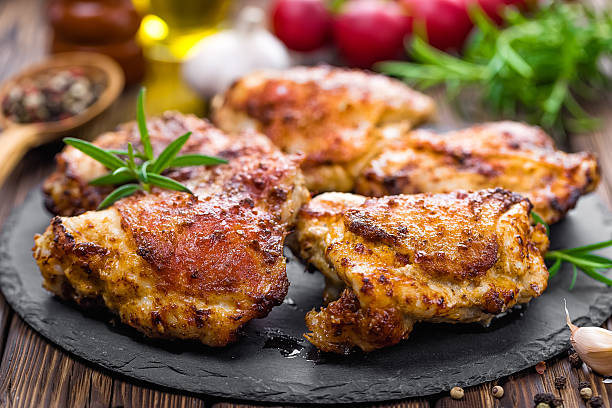 chicken thighs - gebakken in de oven stockfoto's en -beelden
