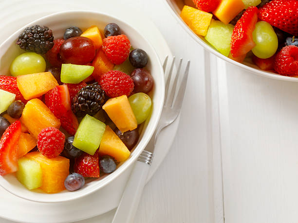 ensalada de frutas - fruit salad freshness strawberry fotografías e imágenes de stock