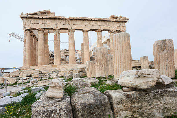 парфенон в восстановлению - scaffolding ancient construction site athens greece стоковые фото и изображения