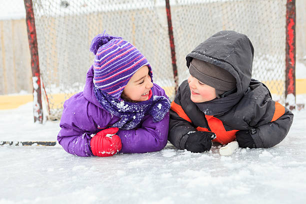 retrato de niño feliz en invierno perfil en'u" - slap shot fotografías e imágenes de stock