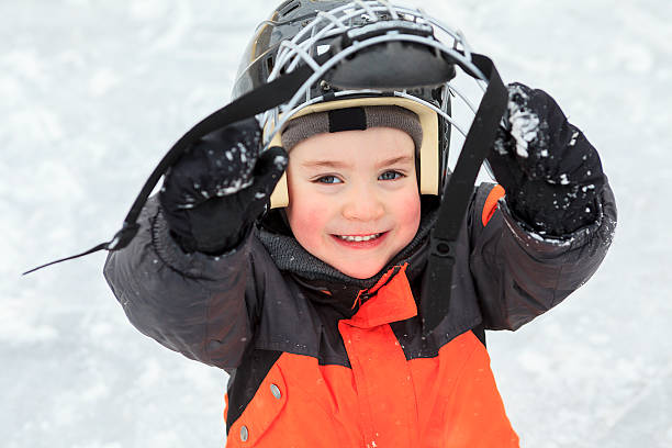 retrato de niño feliz en invierno play hockey - ice skating ice hockey child family fotografías e imágenes de stock