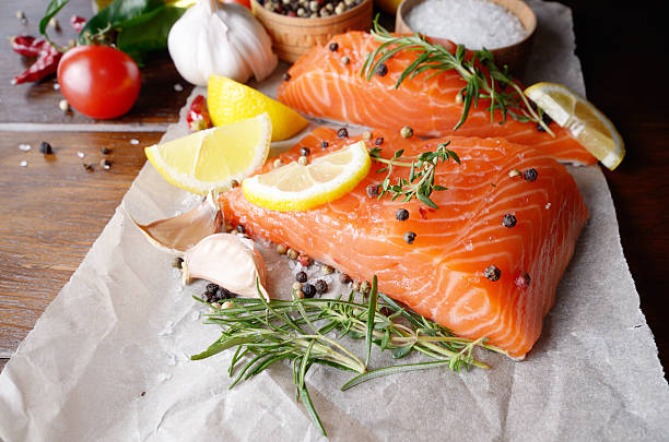 primas salmón en masa mientras cocinan de papel - baked salmon fotografías e imágenes de stock