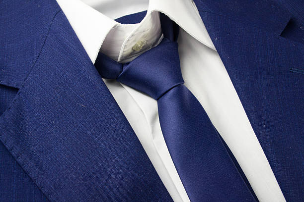 vue de détail de costume cravate affaires avec bleu - lapel suit jacket necktie photos et images de collection
